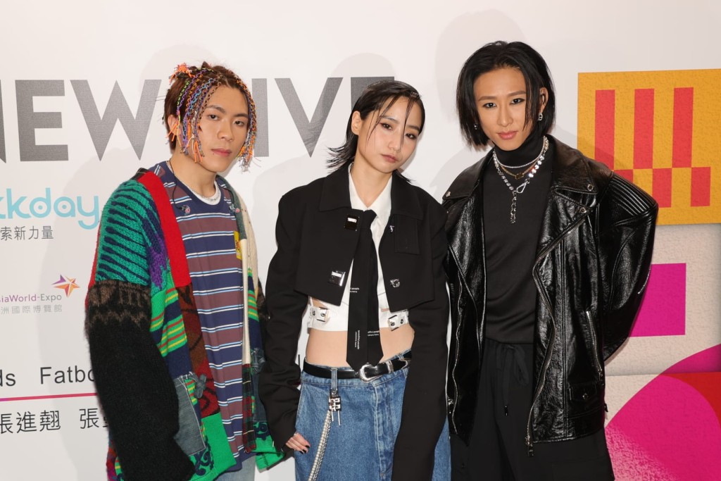 張進翹（右）在台上自彈自唱搖滾歌。